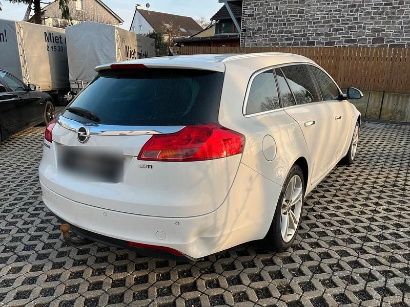 Usado Opel Insignia 160 HP (117 kW) 2011 Branco Carrinha