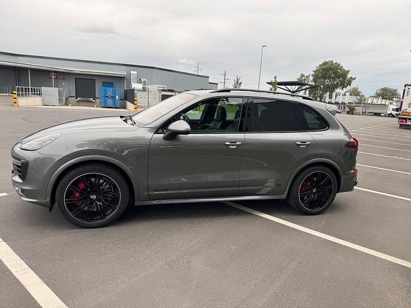 Grau Gebraucht 2017 Porsche Cayenne GTS SUV | 57.000 € - Bild 1/4