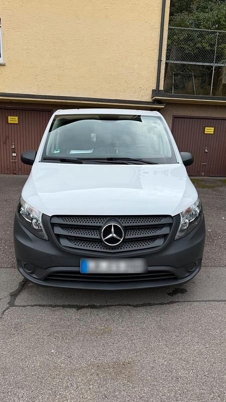 Weiß Gebraucht 2023 Mercedes Vito Van / Kleinbus | 24.999 € (Fairer Preis) - Bild 1/4