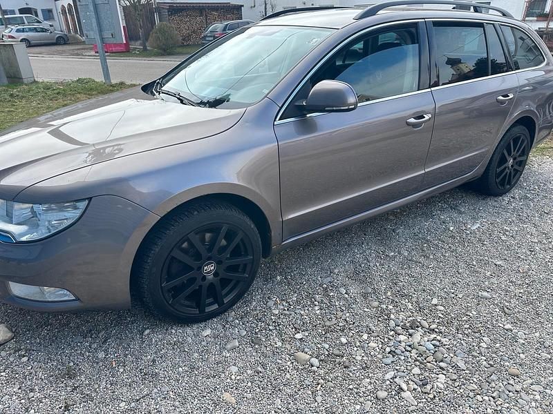 Gebraucht Skoda Superb 140 PS (102 kW) 2012 Braun Kombi