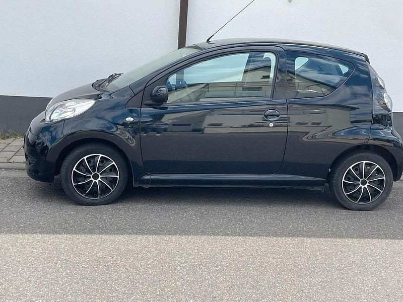 Schwarz Gebraucht 2011 Citroën C1 SELECTION Kleinwagen | 2.750 € (Fairer Preis) - Bild 1/4