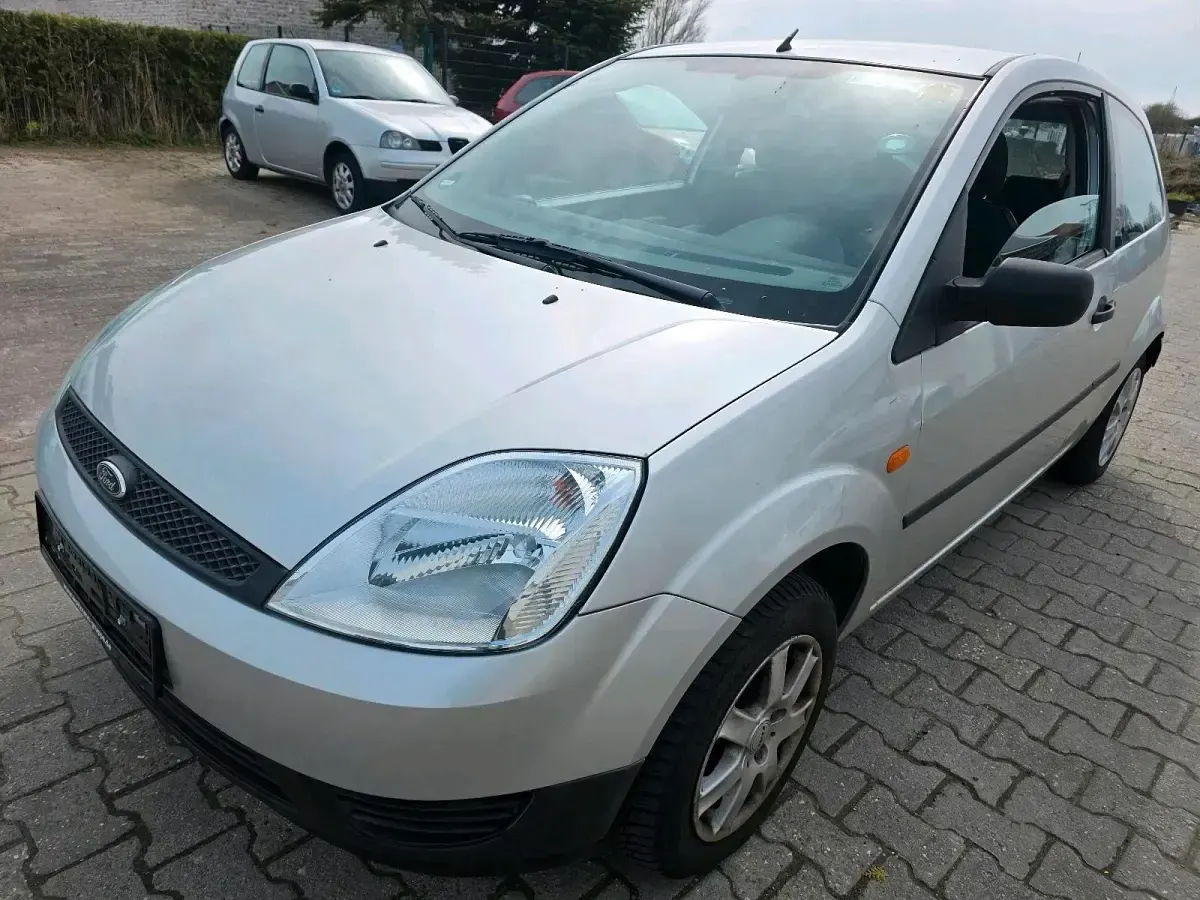Używany Ford Fiesta 80 KM (58 kW) 2004 Srebrny Hatchback