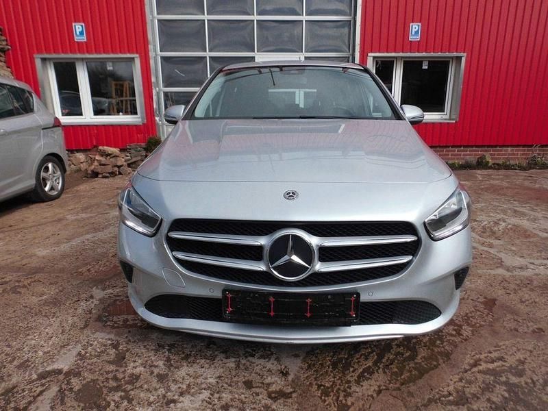 Gebraucht Mercedes B180 136 PS (100 kW) 2019 Silber Kleinwagen