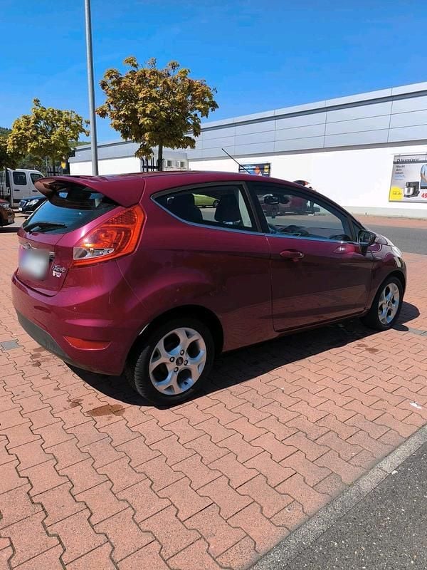 Używany Ford Fiesta Titanium 82 KM (60 kW) 2009 Czerwony Hatchback