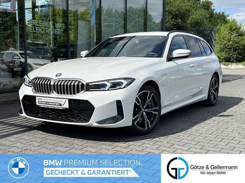 Alpinweiss Gebraucht 2024 BMW 330e M Sport Kombi | 43.870 € (Fairer Preis) - Bild 1/4
