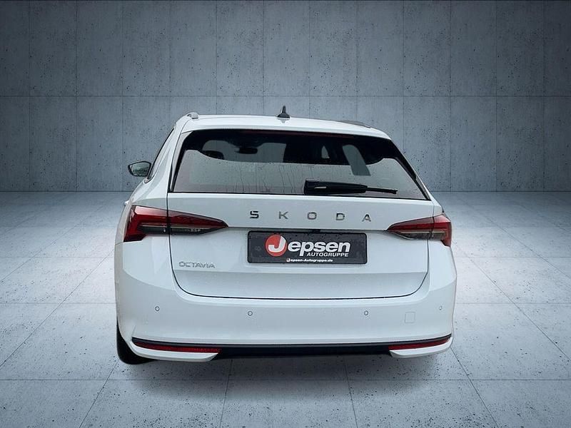 Neu Skoda Octavia 150 PS (110 kW) 2026 Moonweiß perleffekt Kombi