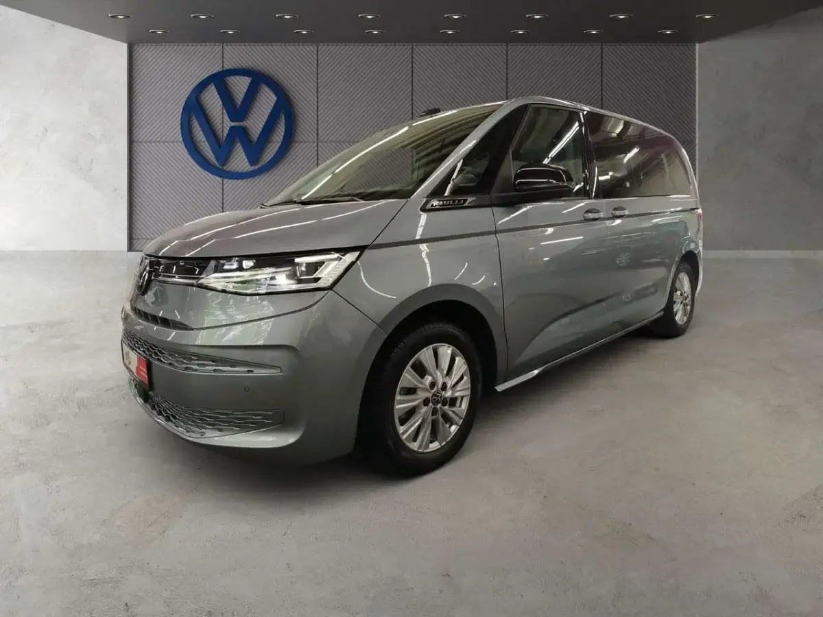 Gebraucht VW Multivan Life 150 PS (110 kW) 2023 Silber Van / Kleinbus