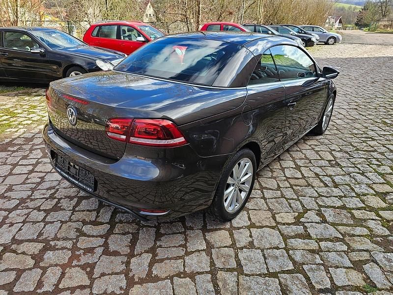 Gebraucht VW Eos Basis 140 PS (102 kW) 2011 Braun Cabrio