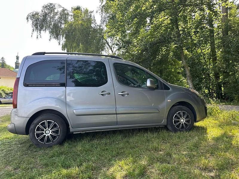 Grau Gebraucht 2016 Peugeot Partner Tepee Van / Kleinbus | 14.900 € - Bild 1/4