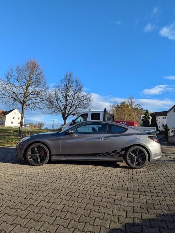 Grau Gebraucht 2011 Hyundai Genesis Coupé | 10.000 € (Guter Preis) - Bild 1/4