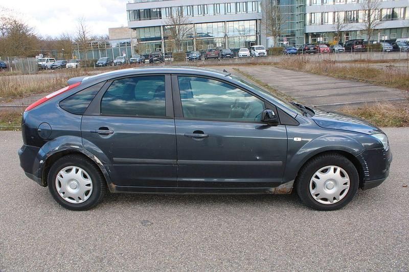 Używany Ford Focus Fun X 101 KM (74 kW) 2007 Szary Sedan/Limuzyna