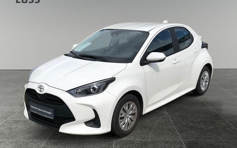 Weiß Gebraucht 2022 Toyota Yaris Comfort Limousine | 12.980 € (Fairer Preis) - Bild 1/4
