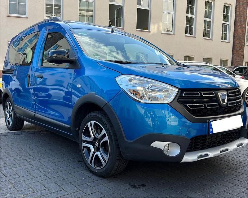 Blau Gebraucht 2018 Dacia Dokker Celebration Van | 10.500 € (Guter Preis) - Bild 1/4