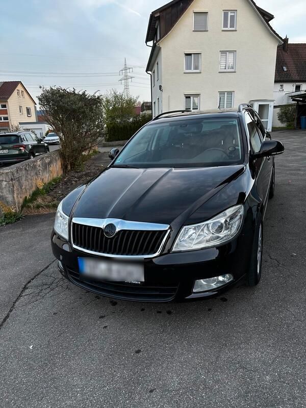 Schwarz Gebraucht 2013 Skoda Octavia Best of Kombi | 6.400 € (Etwas zu teuer) - Bild 1/4