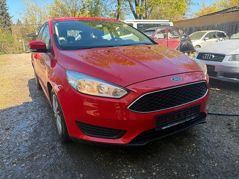 Gebraucht Ford Focus Trend 101 PS (74 kW) 2017 Rot Limousine