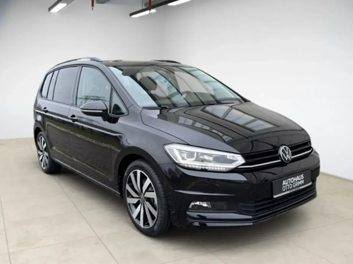 Gebraucht VW Touran Highline 150 PS (110 kW) 2025 Deep black perleffekt Van / Kleinbus