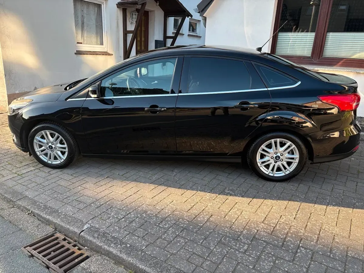 Gebraucht Ford Focus Titanium 125 PS (91 kW) 2015 Schwarz Limousine