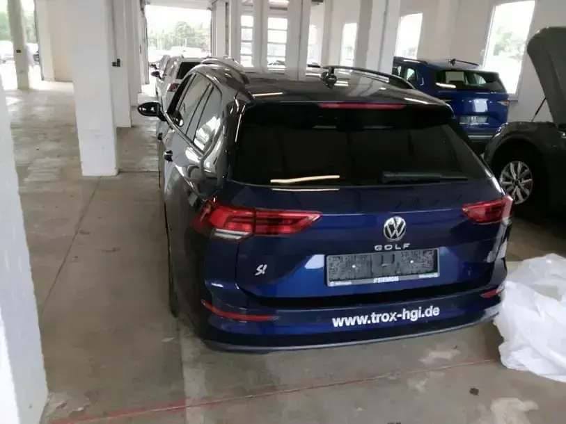 Gebraucht VW Golf VIII Life 116 PS (85 kW) 2022 Atlantik blue metallic Kombi