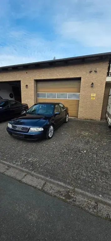 Używany Audi A4 Performance 150 KM (110 kW) 1995 Niebieski Sedan/Limuzyna