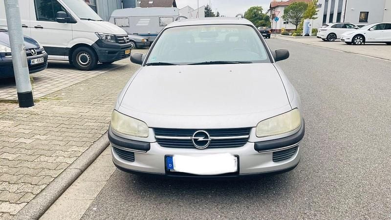 Silber Gebraucht 1996 Opel Omega Kombi | 699 € (Superpreis) - Bild 1/4
