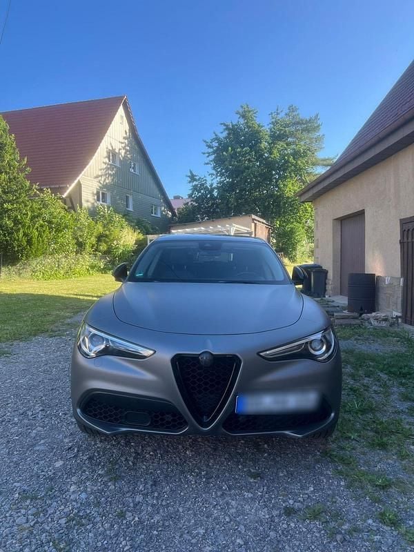 Grau Gebraucht 2017 Alfa Romeo Stelvio SUV | 23.500 € (Teuer) - Bild 1/4