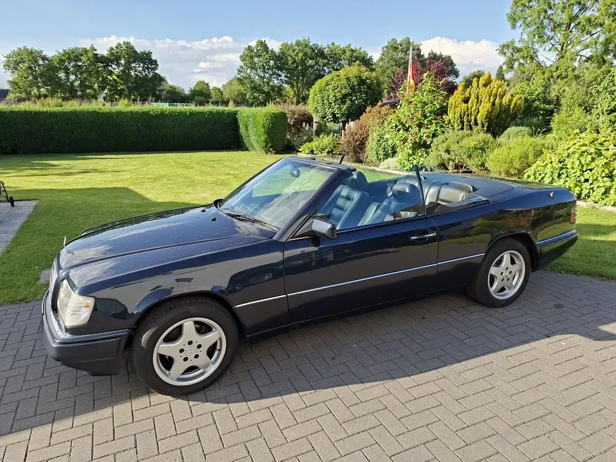 Gebraucht Mercedes E200 136 PS (100 kW) 1997 Blau Cabrio