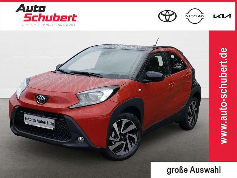 Neu Toyota Aygo X 72 PS (52 kW) 2025 Urban khaki, dach mysticschwar SUV