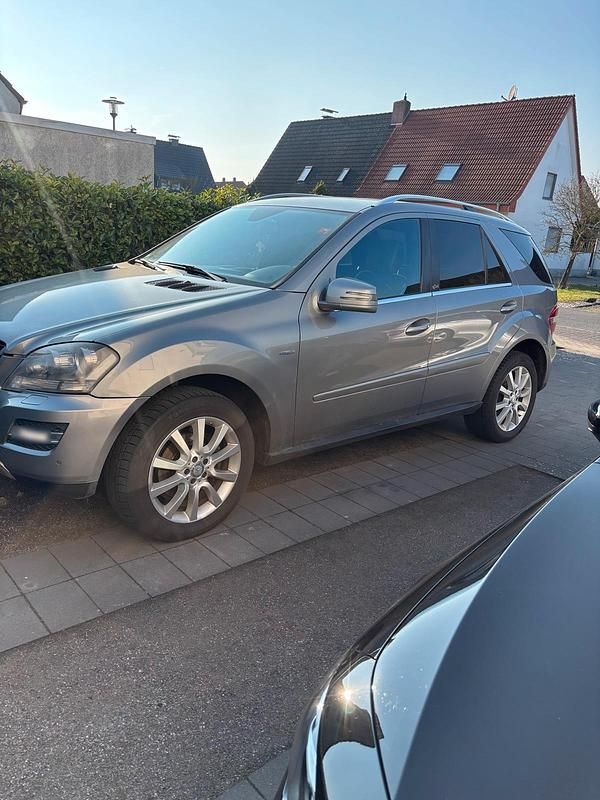 Gebraucht Mercedes ML300 Edition 204 PS (150 kW) 2011 Grau SUV