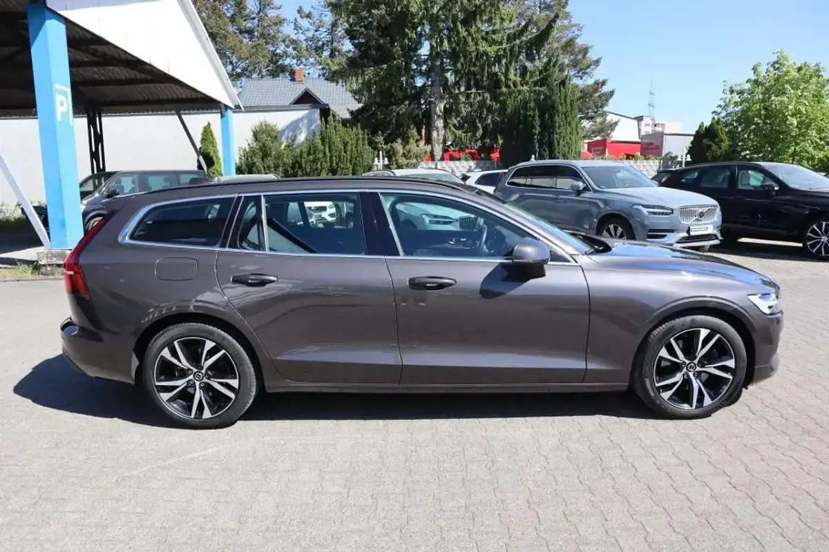 Gebraucht Volvo V60 Core 197 PS (144 kW) 2023 Platinum grey Kombi