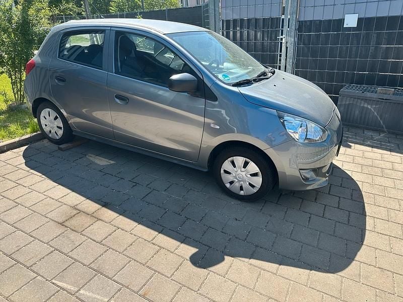 Grau Gebraucht 2015 Mitsubishi Space Star Kleinwagen | 5.900 € - Bild 1/4