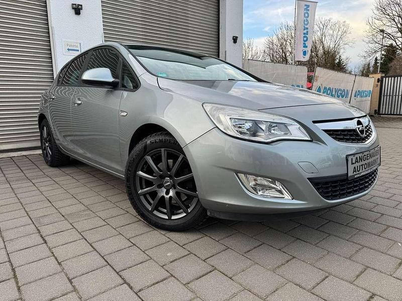 Gebraucht Opel Astra Design Edition 110 PS (80 kW) 2012 Silbersee/perl silber (m2) Limousine