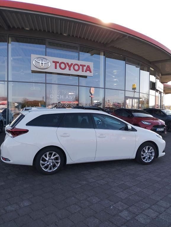 Weiß Gebraucht 2015 Toyota Auris Touring Sports Kombi | 7.999 € (Fairer Preis) - Bild 1/4