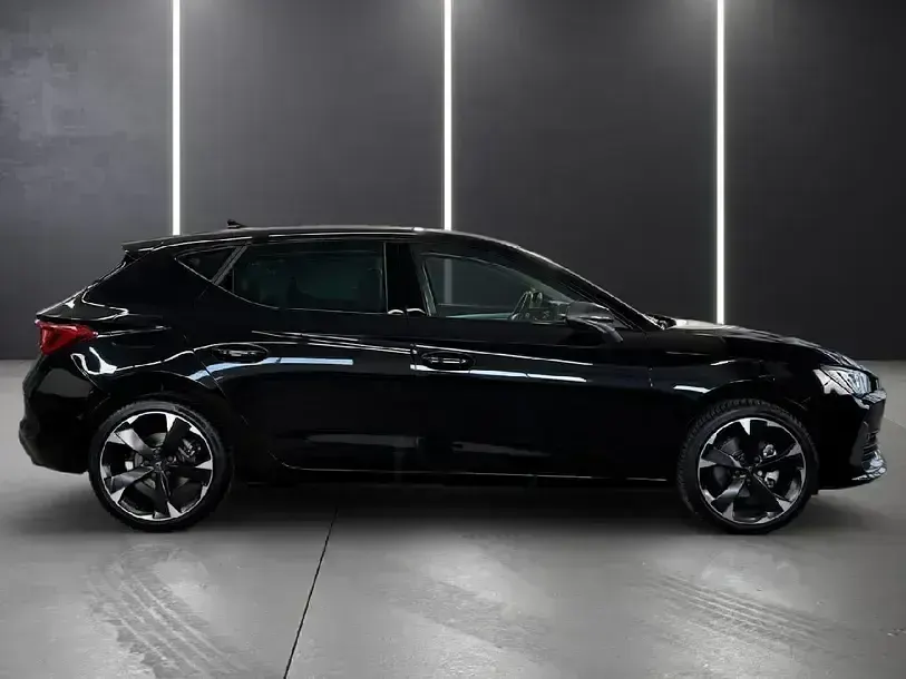Używany Cupra Leon 150 KM (110 kW) 2024 Czarny Sedan/Limuzyna
