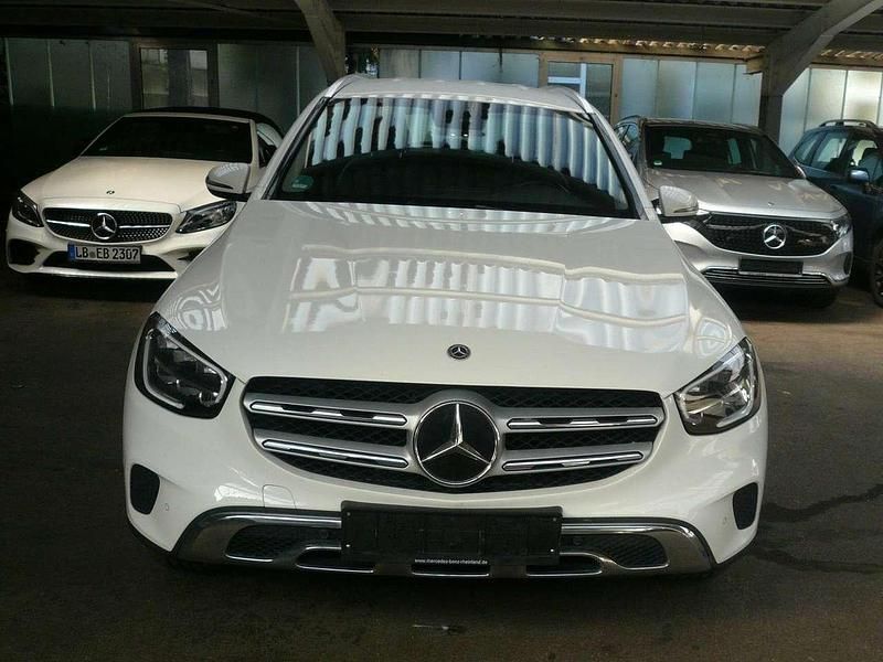 Polarweiss Gebraucht 2021 Mercedes GLC300e SUV | 32.990 € (Fairer Preis) - Bild 1/4