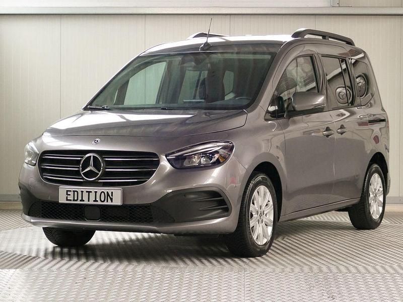 Grau Gebraucht 2023 Mercedes T180 Edition Van / Kleinbus | 27.950 € (Guter Preis) - Bild 1/4