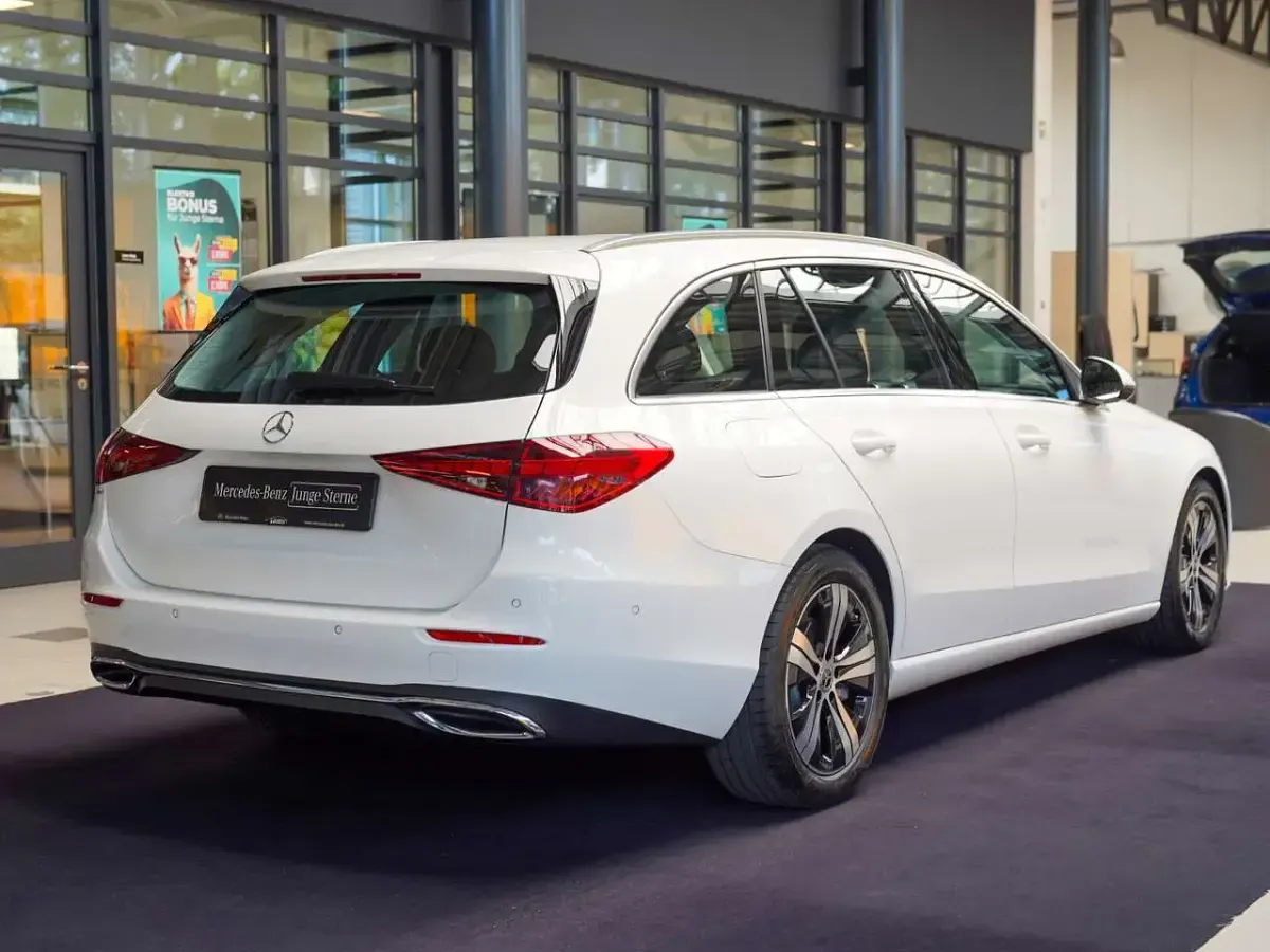 Gebraucht Mercedes C220 197 PS (144 kW) 2025 Polarweiß Kombi