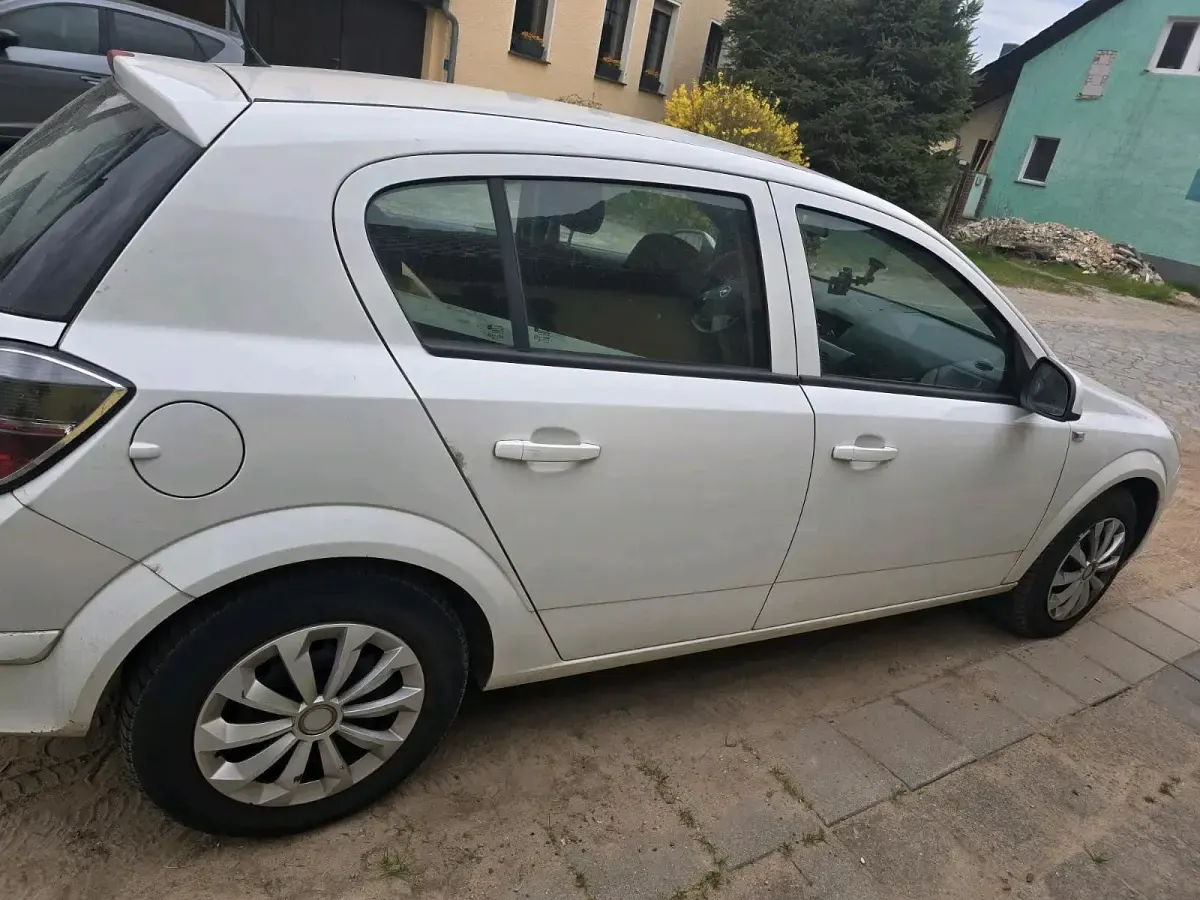 Gebraucht Opel Astra 115 PS (84 kW) 2012 Weiß Kleinwagen