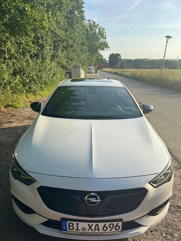 Weiß Gebraucht 2019 Opel Insignia Business Limousine | 15.900 € (Fairer Preis) - Bild 1/4