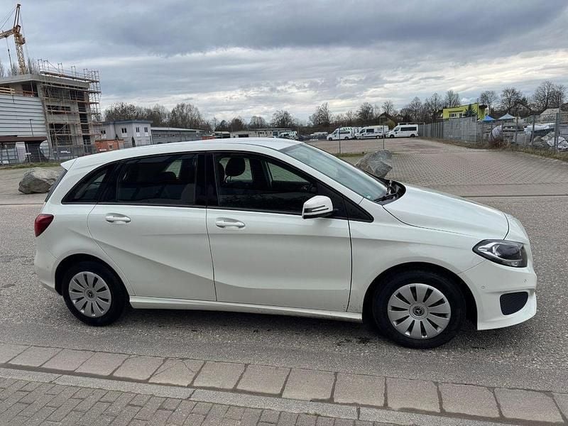 Gebraucht Mercedes B180 122 PS (89 kW) 2018 Weiß Van / Kleinbus