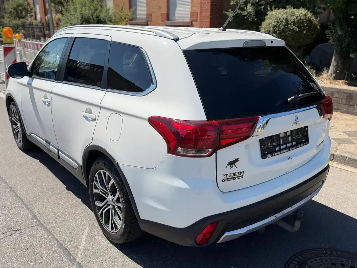 Gebraucht Mitsubishi Outlander Plus 150 PS (110 kW) 2015 Weiß SUV