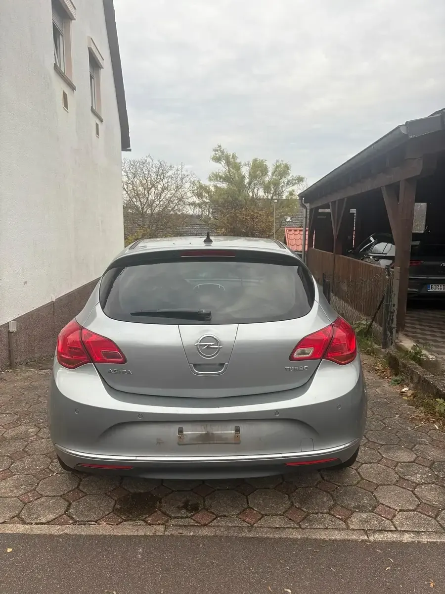 Gebraucht Opel Astra 140 PS (102 kW) 2013 Silber Limousine