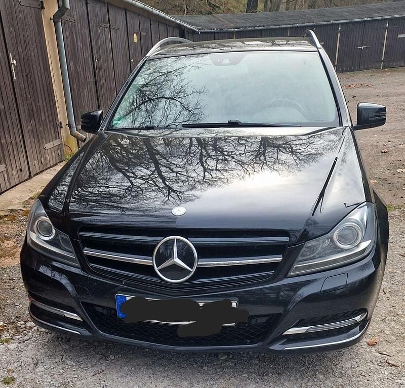 Schwarz Gebraucht 2012 Mercedes 220 Kombi | 10.999 € (Fairer Preis) - Bild 1/4