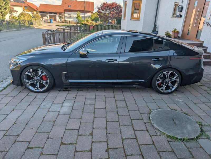 Grau Gebraucht 2018 Kia Stinger Limousine | 24.000 € (Superpreis) - Bild 1/4
