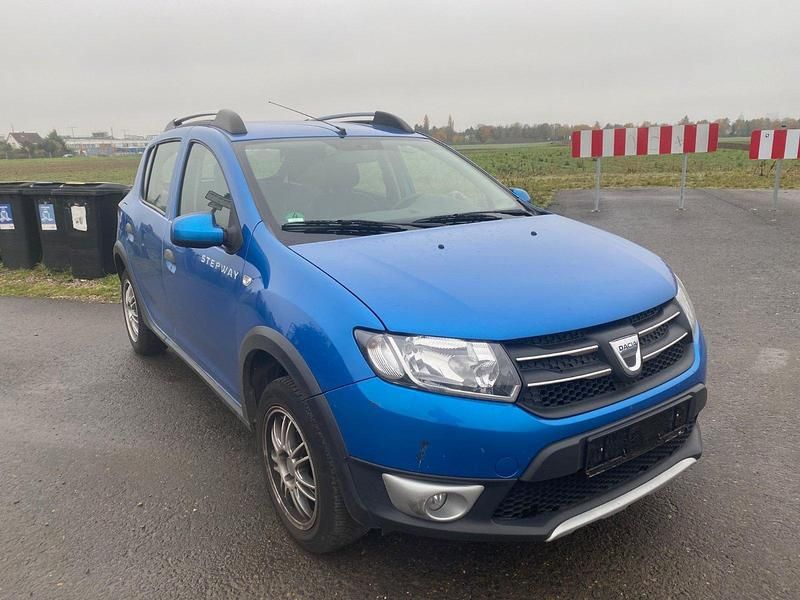 Blau Gebraucht 2015 Dacia Sandero Prestige SUV | 6.999 € (Fairer Preis) - Bild 1/4