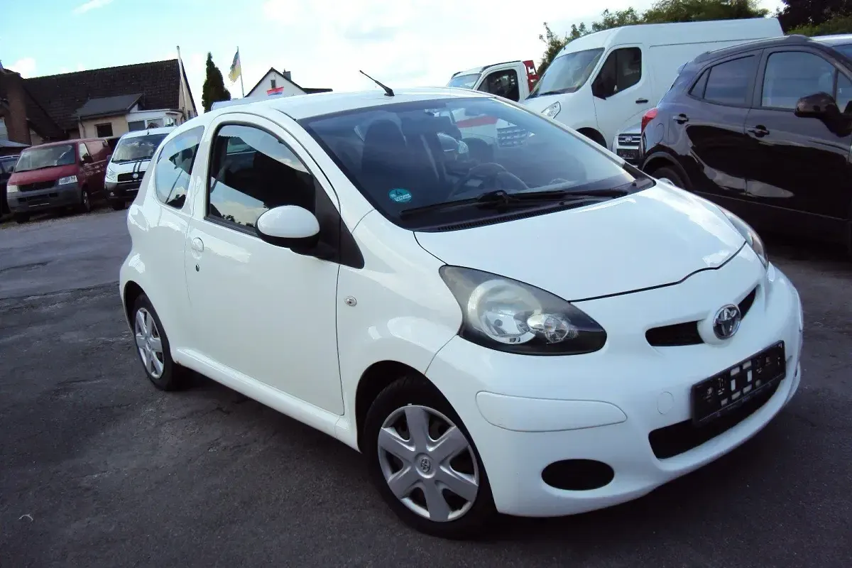 Gebraucht Toyota Aygo 68 PS (50 kW) 2011 Weiß Kleinwagen