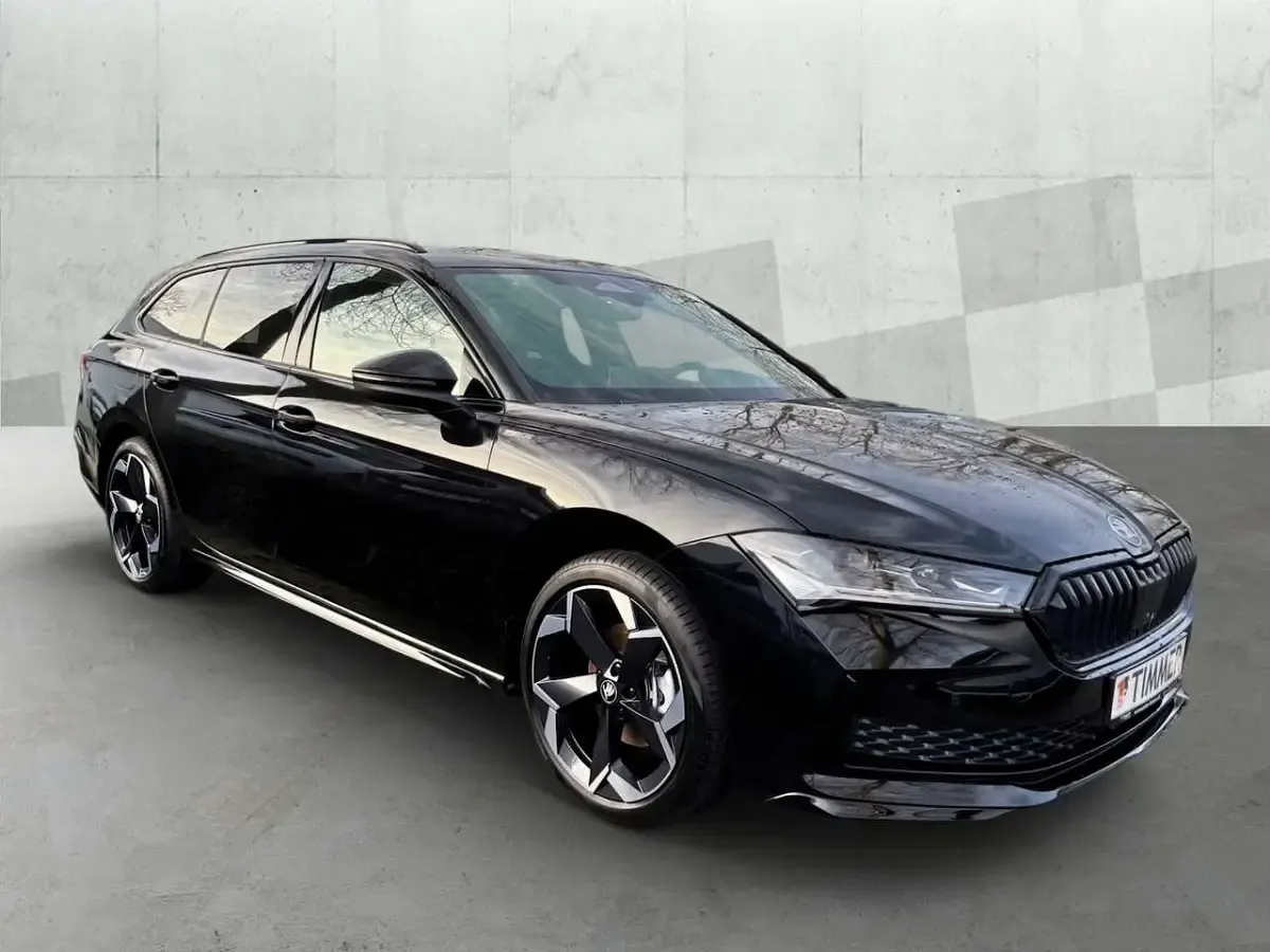 Neu Skoda Superb SportLine 150 PS (110 kW) 2026 Schwarz Kombi