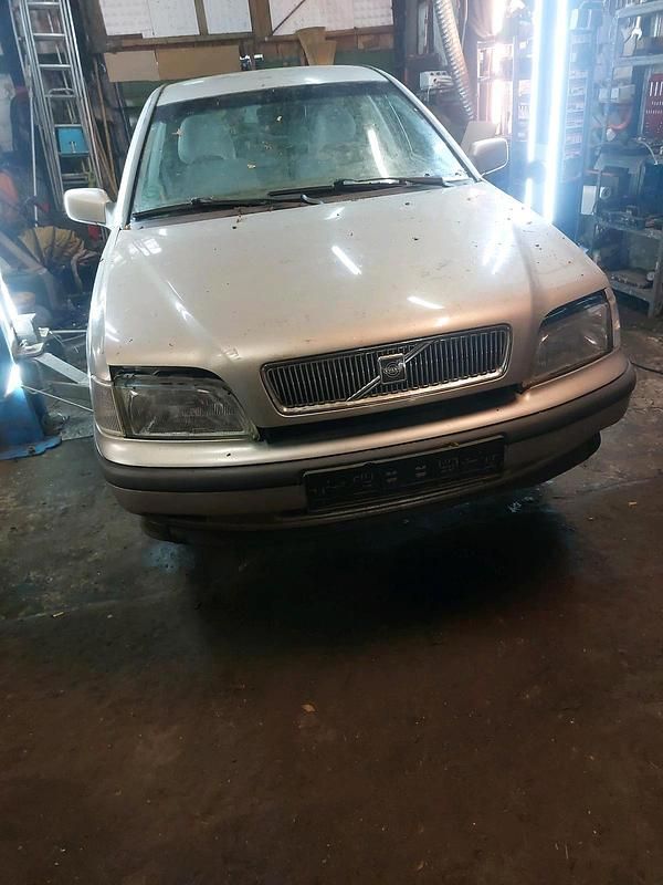Silber Gebraucht 1996 Volvo V40 Kombi | 399 € - Bild 1/4