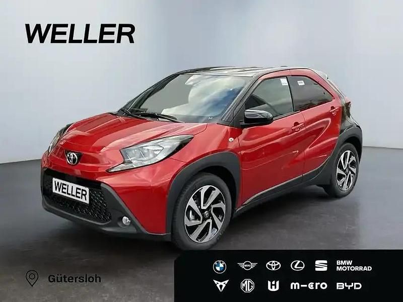 Chili red perleffekt/dach mysticschwarz mica (rot) Neu 2025 Toyota Aygo Kleinwagen | 16.790 € - Bild 1/3