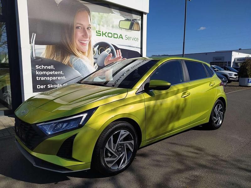 Gebraucht Hyundai i20 Select 84 PS (61 kW) 2023 Lucid lime / met Kleinwagen