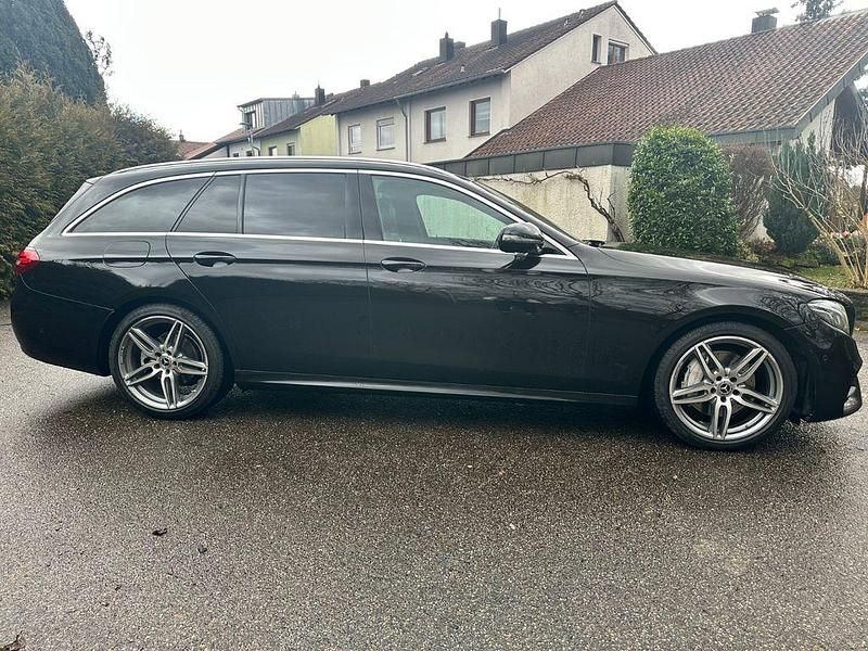 Gebraucht Mercedes E250 AMG line 211 PS (155 kW) 2017 Schwarz Limousine